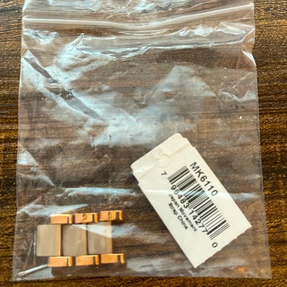 Michael Kors Rose Gold Watch - Picture 6 of 6